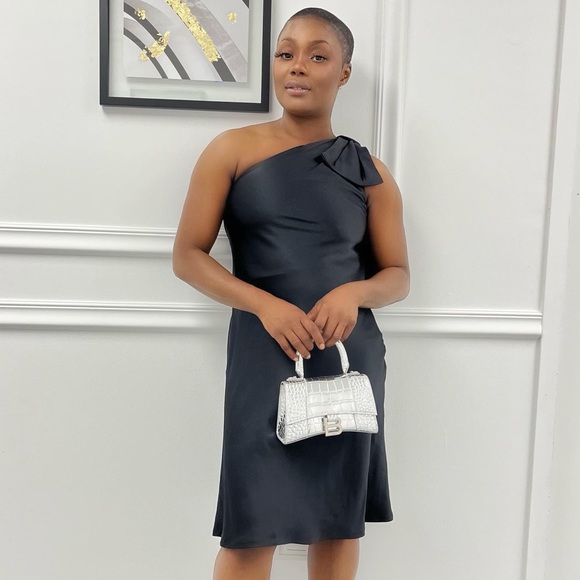 BEAUTIFUL ANN TAYLOR BLACK HALF SHOULDER EVENING/FORMAL DRESS 100% SILK - Picture 3 of 5